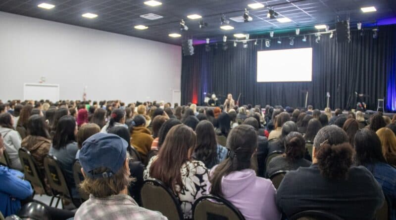 Navegantes sedia congresso sobre linguagens da infância e desafios na educação infantil