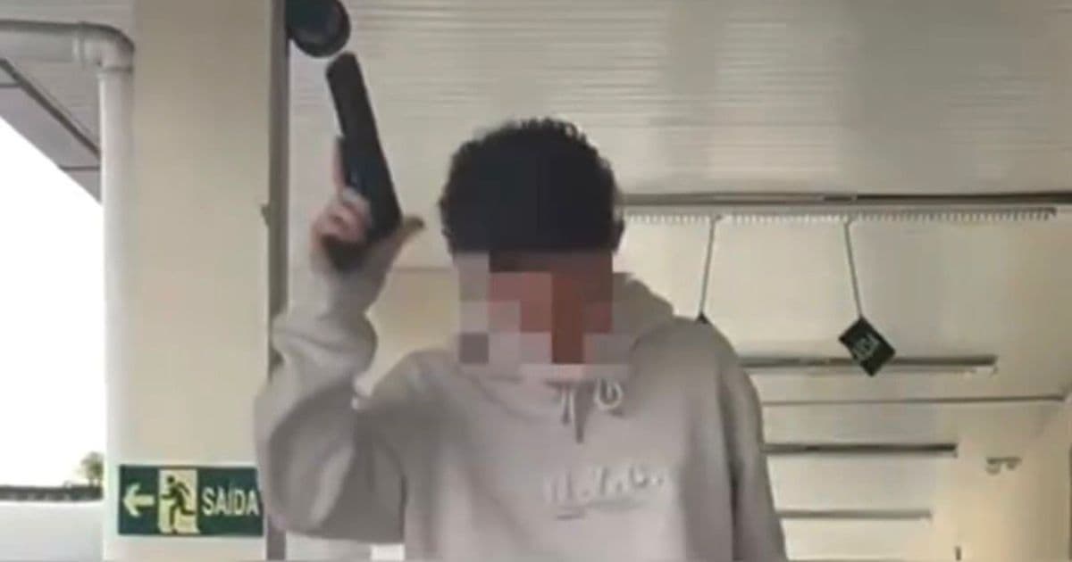 VÍDEO: Aluno com réplica de arma em escola gera críticas e reação política em SC
