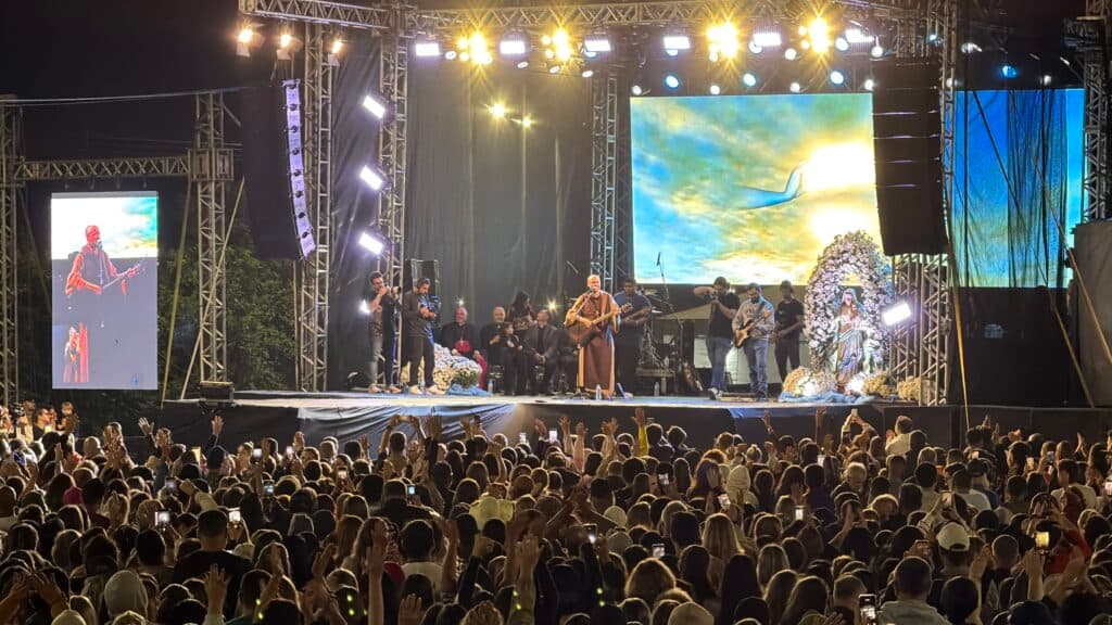 Navegantes Acolhe 100 Mil Fiéis em Show Histórico de Frei Gilson