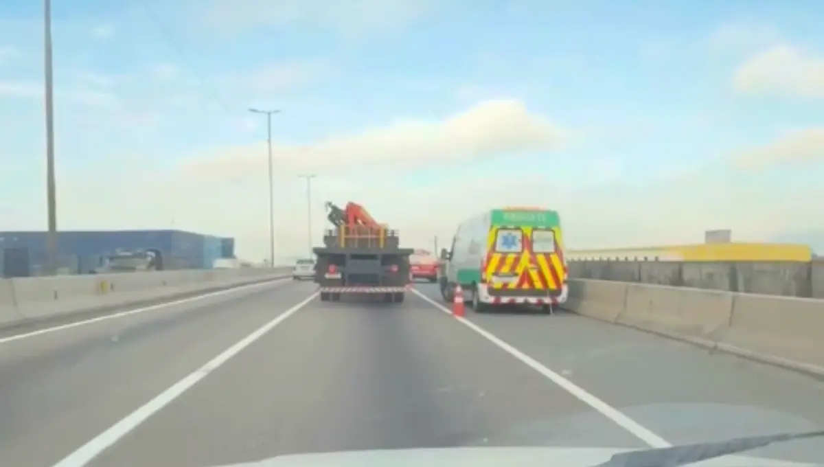 Acidente entre van e motocicleta deixa trânsito lento na BR-101 entre Navegantes e Itajaí - Visor Notícias